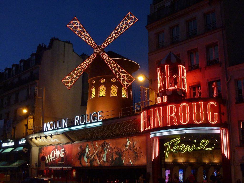 Moulin Rouge de noche en Montmartre