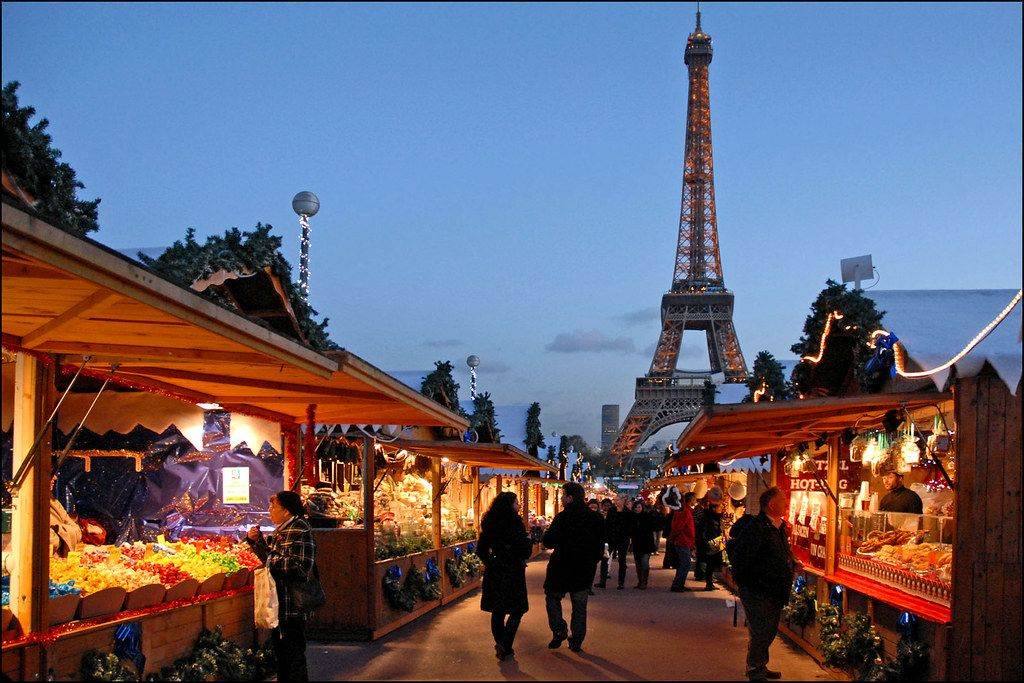 Mercado de Navidad cerca de la Torre Eiffel