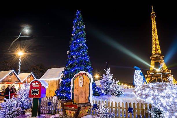 Árbol de navidad y mercado de navidad junto a la Torre Eiffel