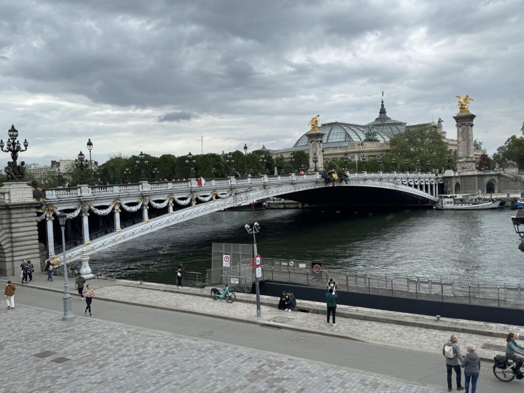 Puente Alejandro III en París