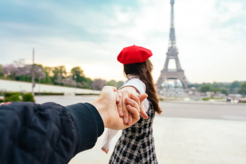 Pareja feliz visitando París