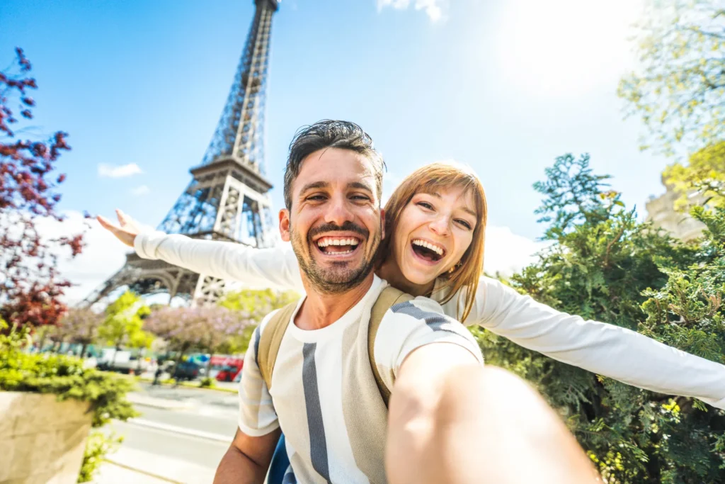 Selfie de una pareja en París Pareja sacando selfie delante de la Torre Eiffel