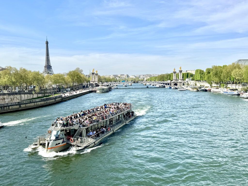 Paseo en barco por río Sena de París