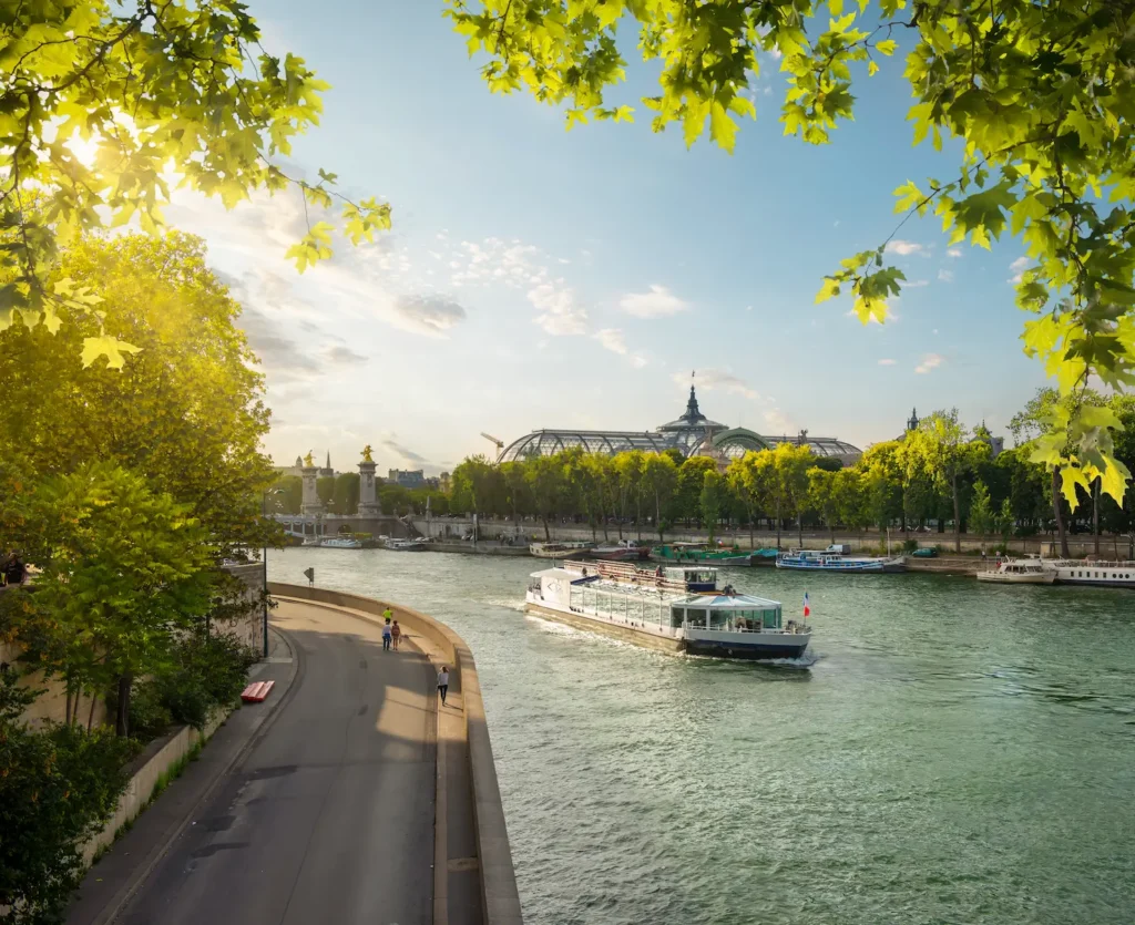 Amanecer en río Sena de París