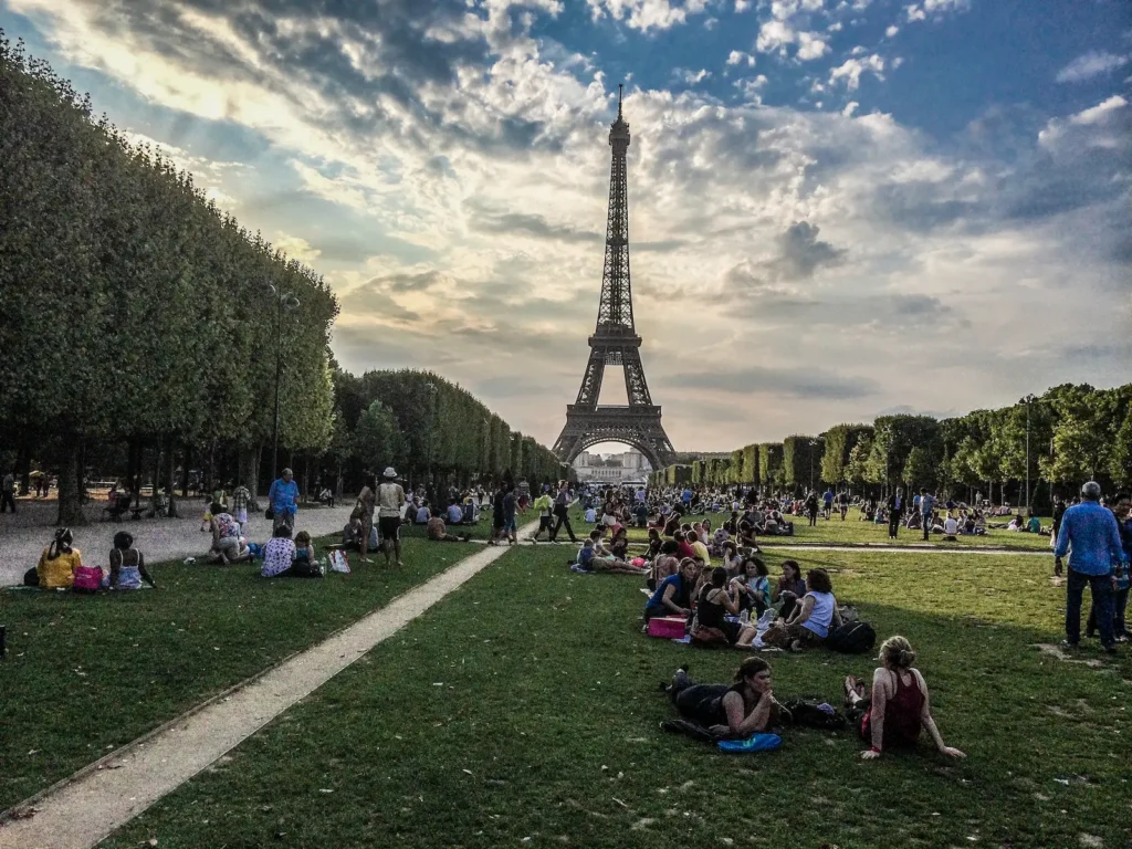 Torre Eiffel con gente en el césped