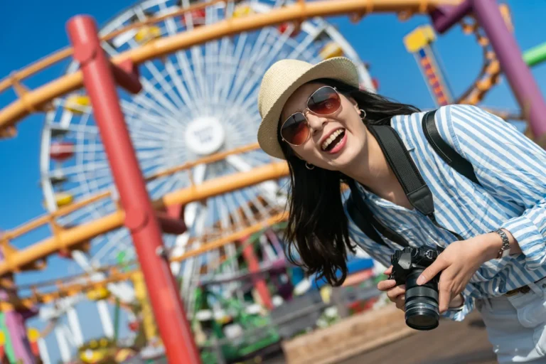 Chica con cámara de fotos