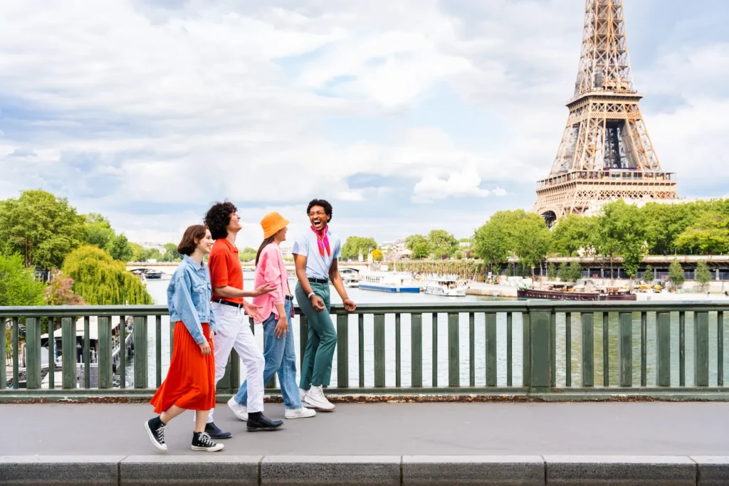 Grupo de gente joven feliz en París