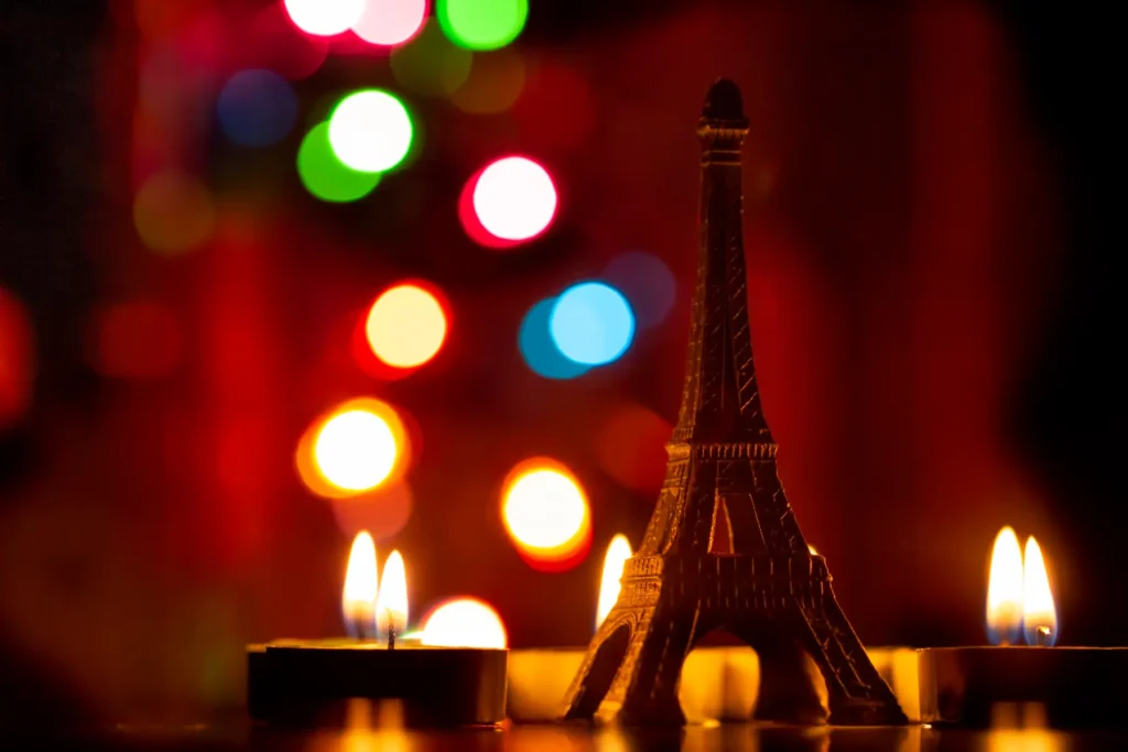 Figura de la Torre Eiffel junto a velas y luces de colores